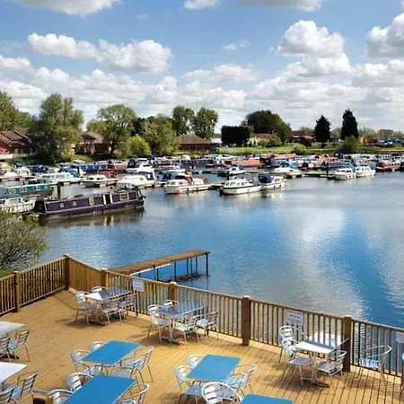 Lovely Static 8 Bed Caravanat At Billing Aquadrome Northampton Exterior photo